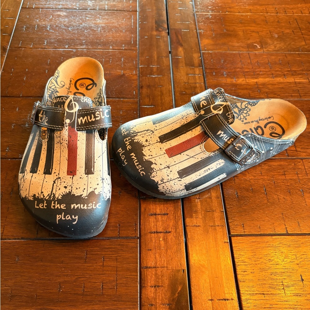 Calceo - BLACK/WHITE/RED PIANO PATTERN “LET THE MUSIC PLAY” CLOGS -Size 38 NWOT - Picture 2 of 7
